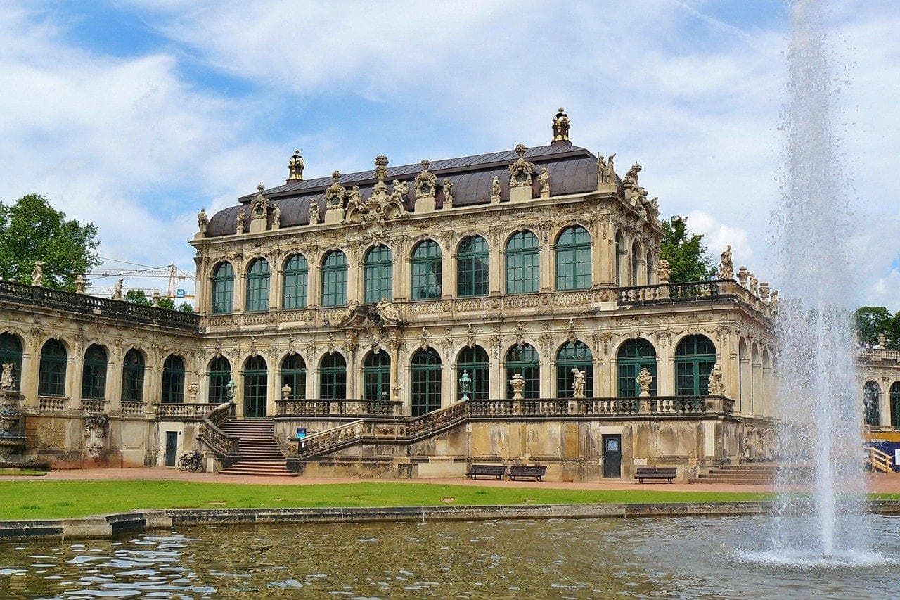 Drážďany: Barokní Zwinger, fontána. Doprava z letiště, parkování.