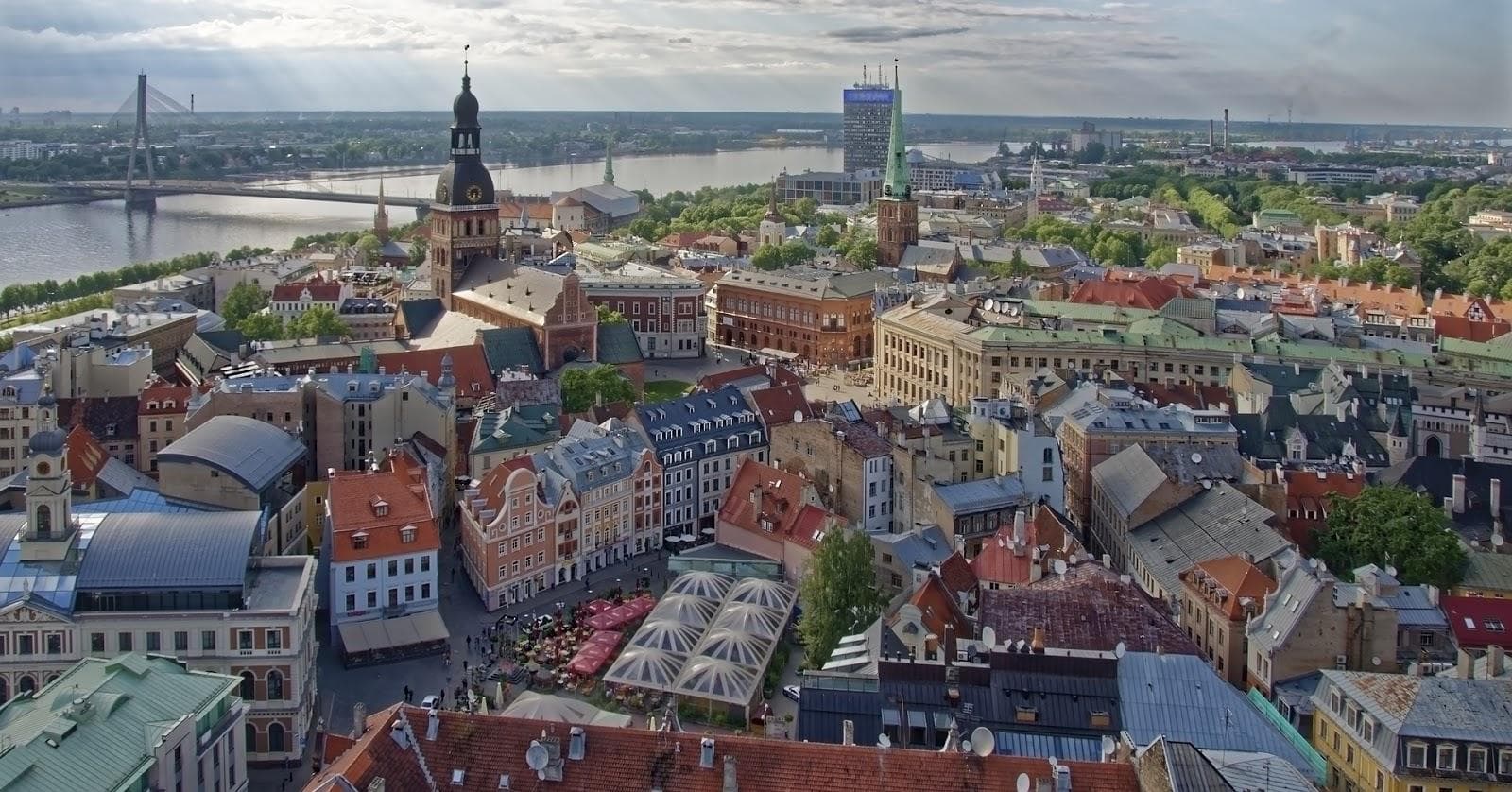 Panorama Riga, Lotyšsko. Staré město, Daugava řeka, most. Architektura, cestování.