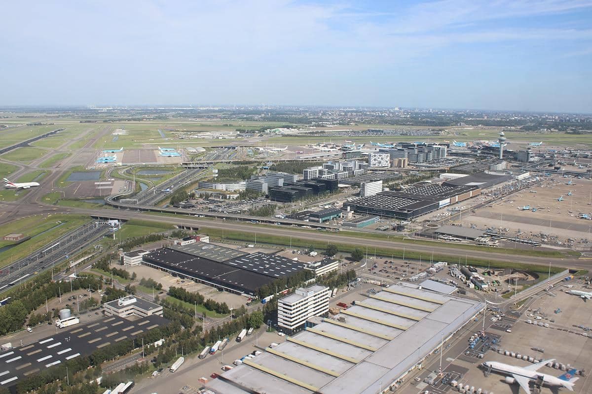 Letecký pohled na letiště Amsterdam Schiphol, jedno z nejrušnějších v Evropě. Letadla, budovy, ranveje.