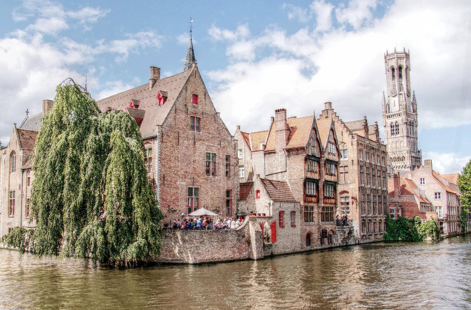 Bruggy, Benátky severu. Historické budovy, zvonice a kanál v Bruggách, Belgie. Krásná architektura.