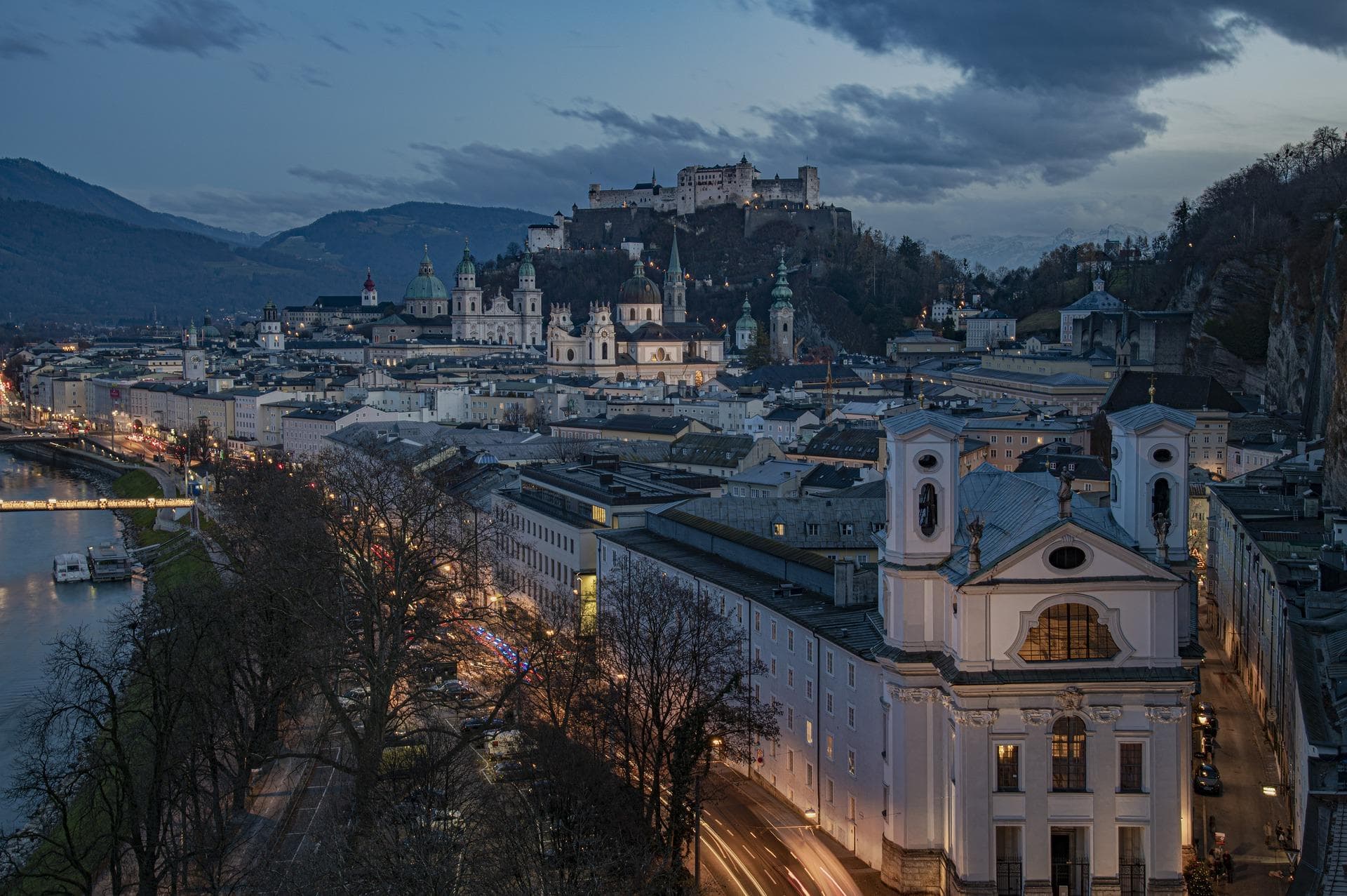Salzburg: Panorama města Mozarta. Hrad Hohensalzburg a barokní architektura.