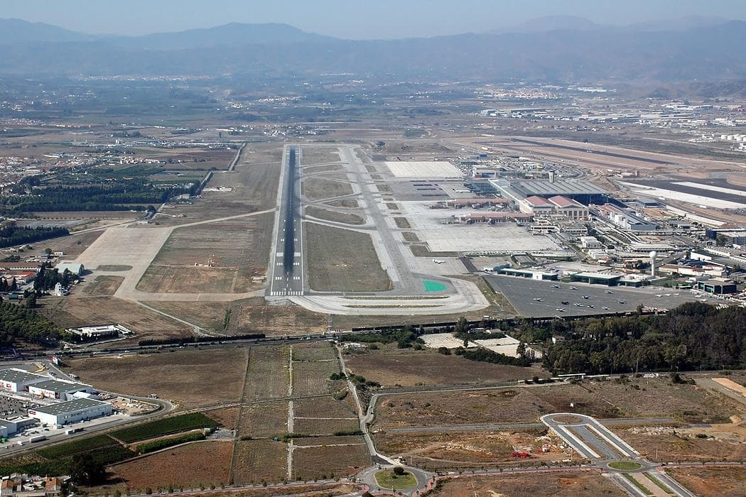 Letecký pohled na letiště Malaga (AGP) s ranvejemi a terminály. Doprava a cestování.