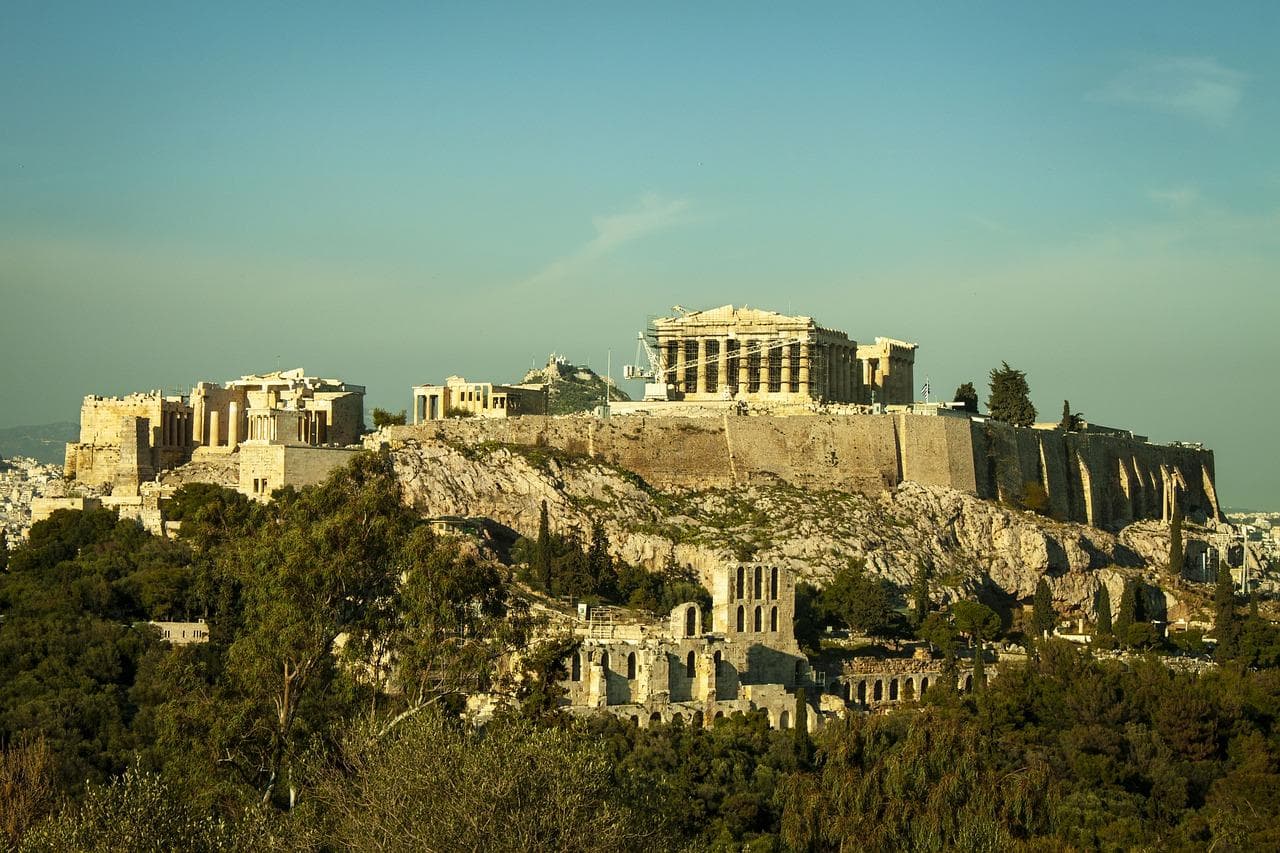 Athény: Akropole, starobylé památky. Pohled na Parthenon, chrám a řecké dědictví.