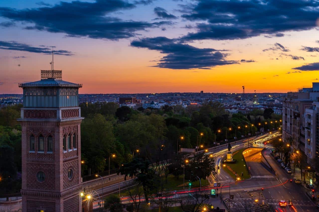 Madrid, Španělsko: panorama města při západu slunce. Architektura, ulice a noční život ve španělské metropoli.