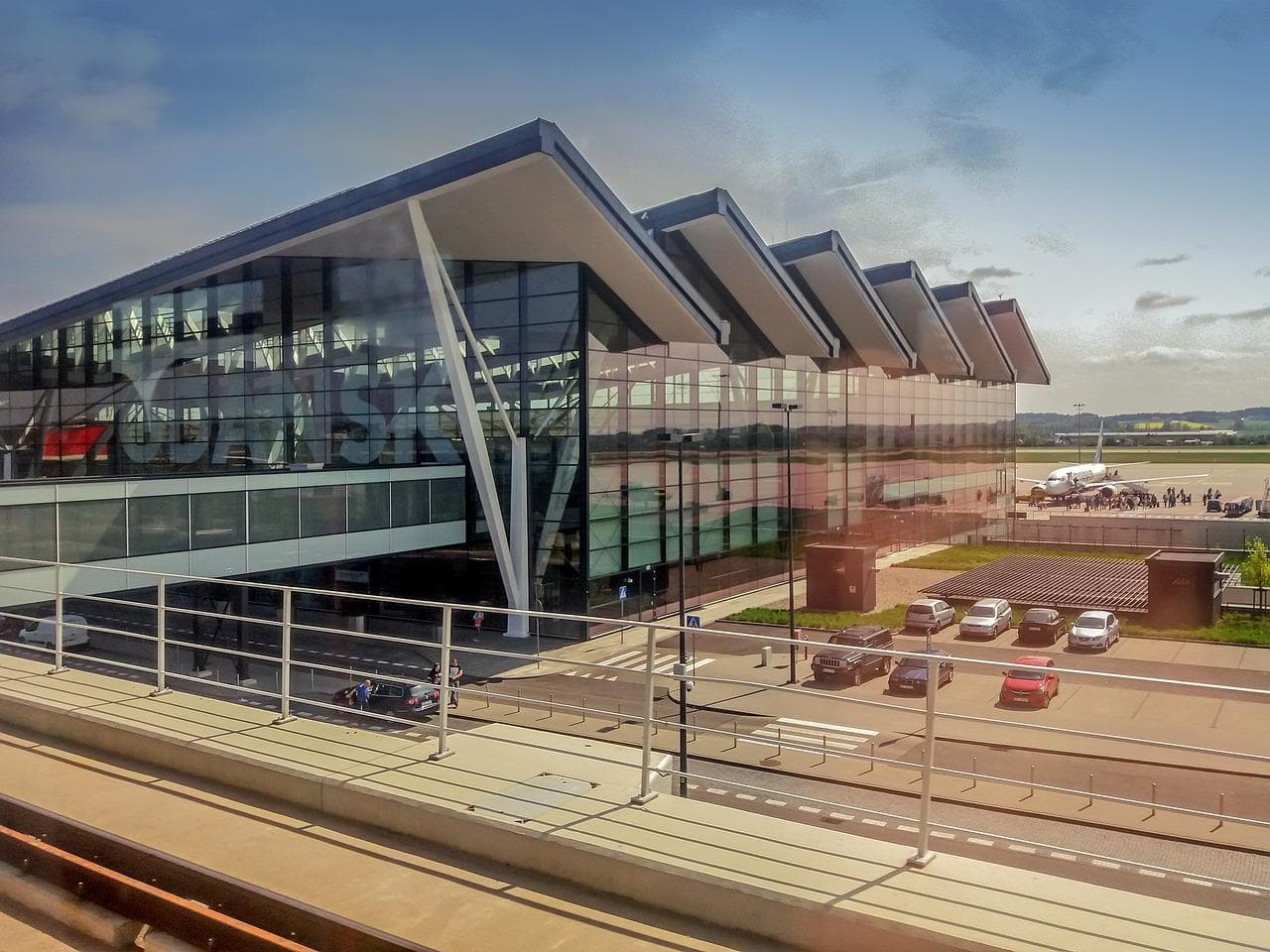 Letiště Gdaňsk: Moderní budova terminálu s letadly a parkovištěm.