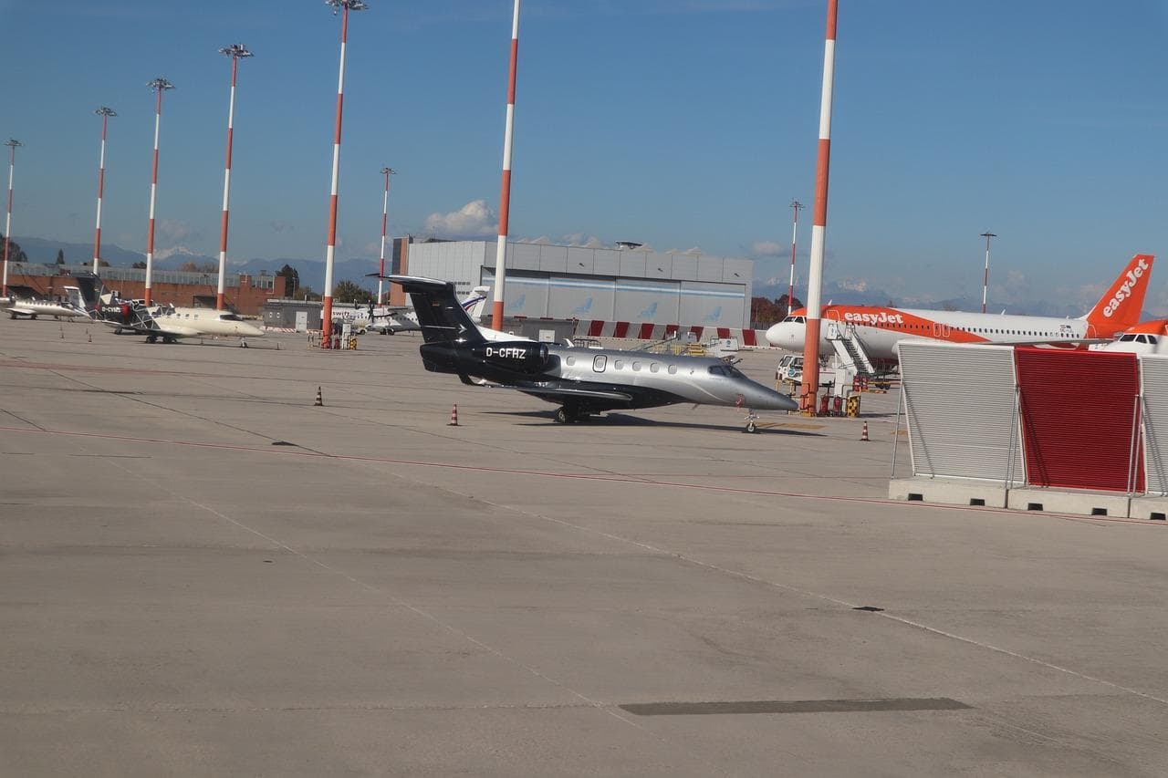Letiště Marco Polo Benátky: Soukromé letadlo a letadlo EasyJet na letištní ploše.