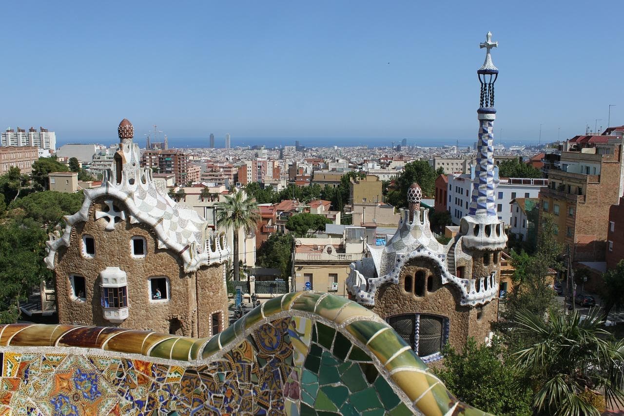 Barcelona: Park Güell, Gaudího architektura. Mozaiky, panorama města a příroda.