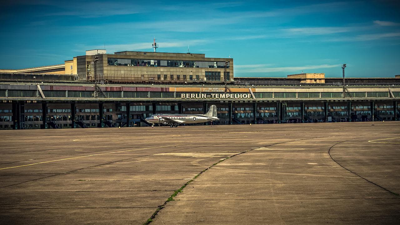 Letiště Berlín: Letadlo na letišti Tempelhof v Berlíně za slunečného dne.