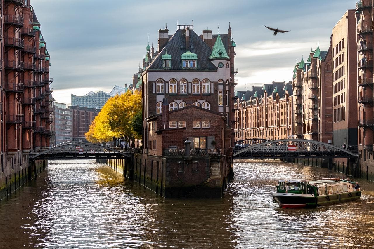 Hamburk, Německo: Pohled na Speicherstadt, kanál, cihlové budovy a loď. Druhé největší město.