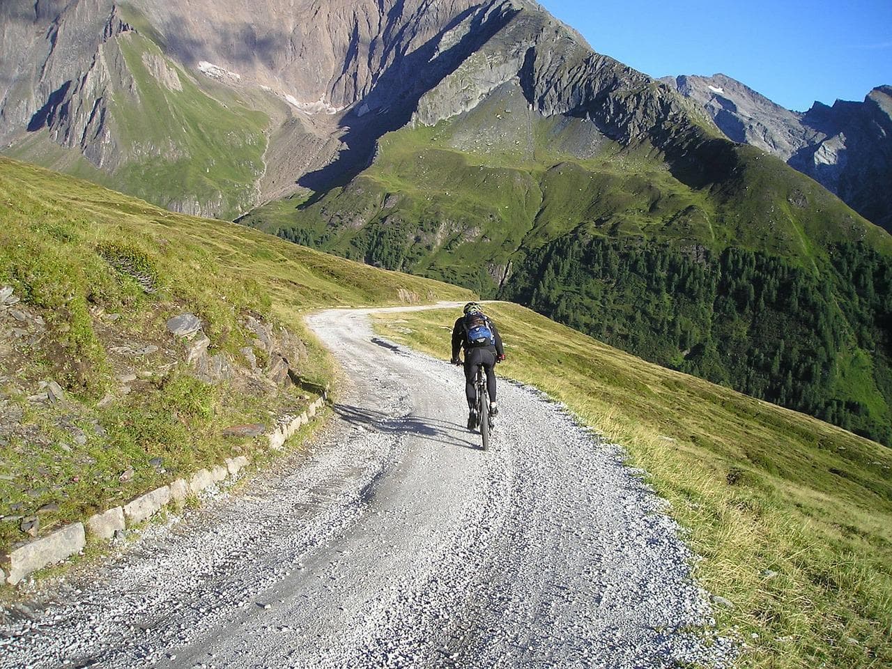 Cyklista na horské stezce v Zillertal Areně. Aktivní dovolená v Alpách, cykloturistika.
