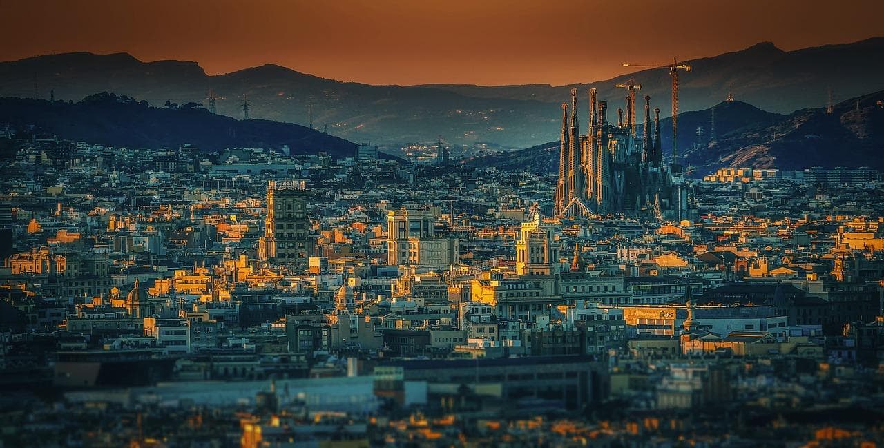 Sagrada Familia, Barcelona. Panorama města s katedrálou Sagrada Familia při západu slunce.