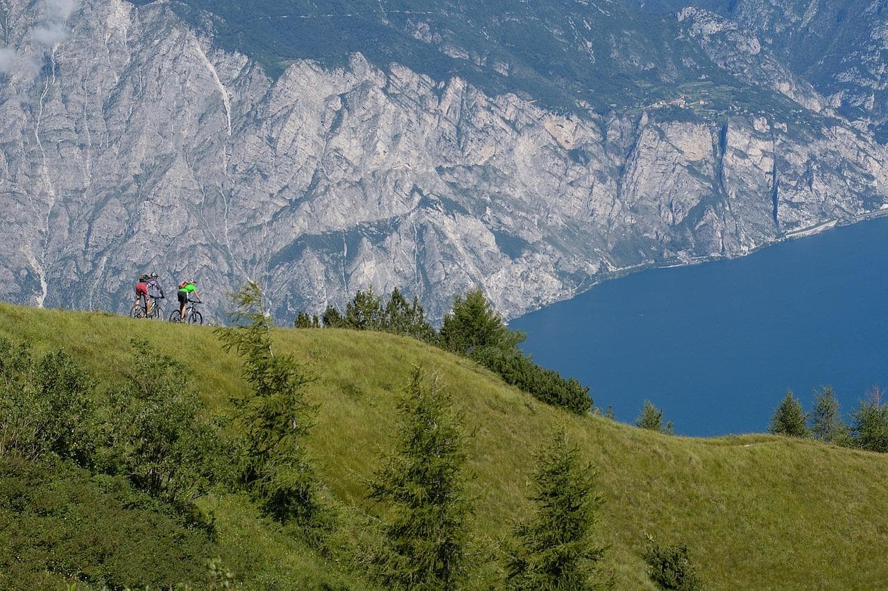Cyklistika u Lago di Garda. Hory a jezero Garda v pozadí. Příroda.