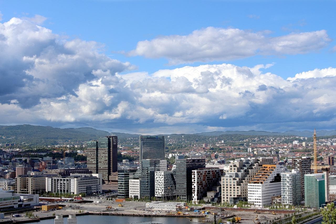 Oslo, Norsko: Panorama města s mraky. Moderní architektura a příroda v Oslu.