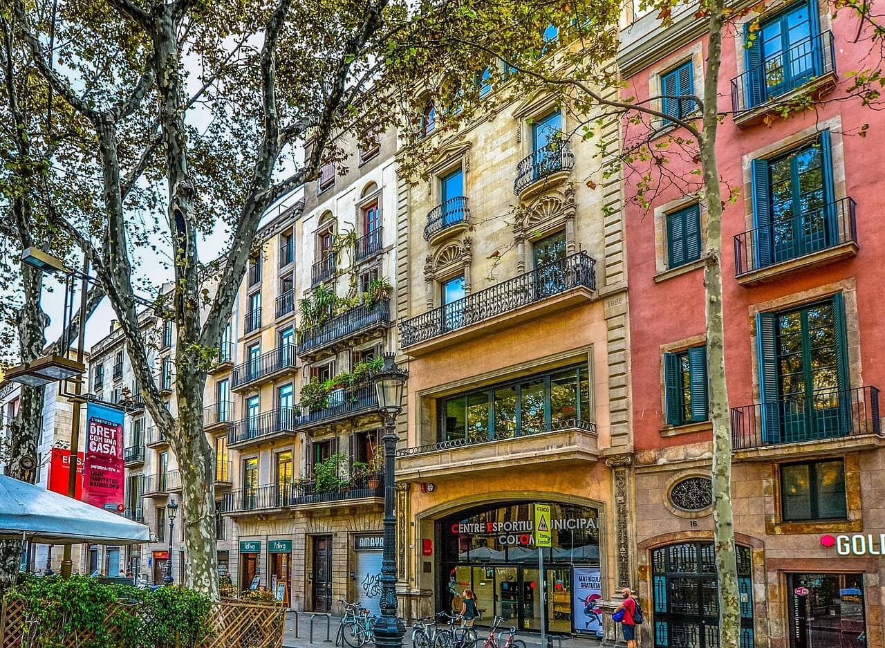 Barcelona: Architektura a život. Barevné budovy, balkony, stromy. Zajímavá místa, historie a noční život v Barceloně.