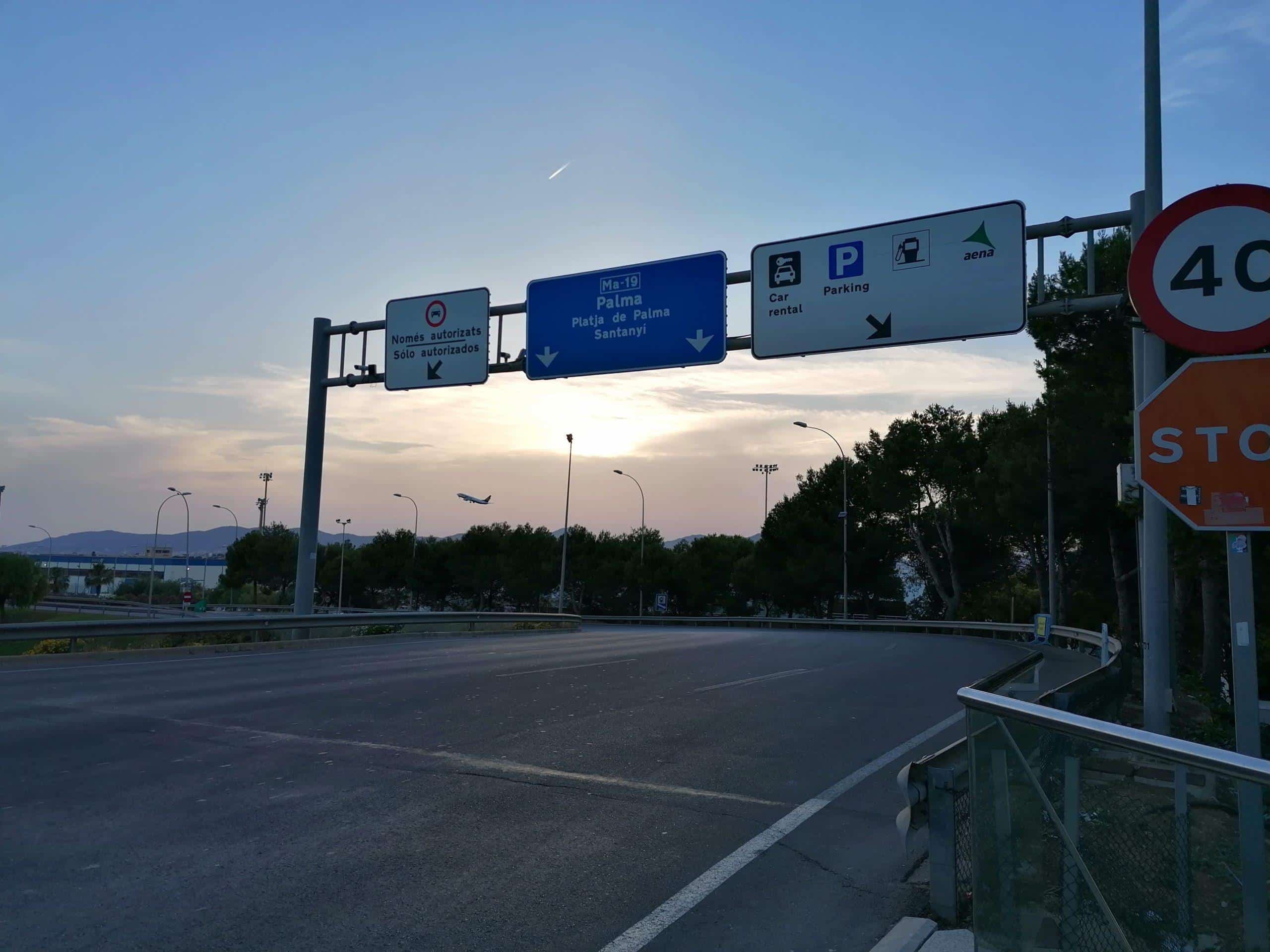 Dopravní značky u letiště Palma de Mallorca. Půjčovna aut, parkování, směr Palma. Dovolená na Mallorce.