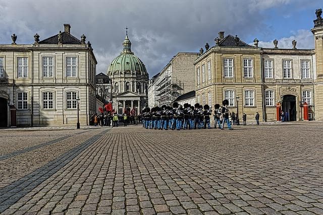 Kodaň, Dánsko: Amalienborg a královská stráž. Architektura, památky a cestování.