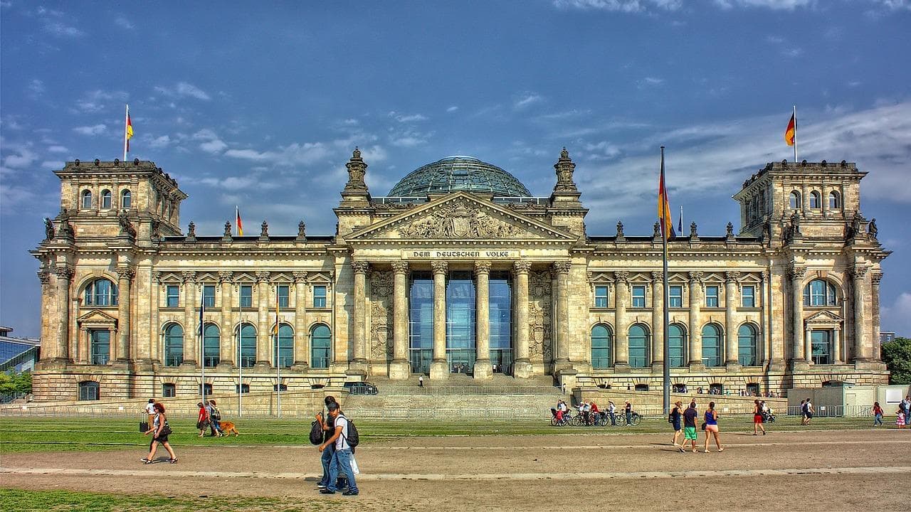Reichstag v Berlíně. Německý parlament, turistická atrakce. Co vidět v Berlíně.