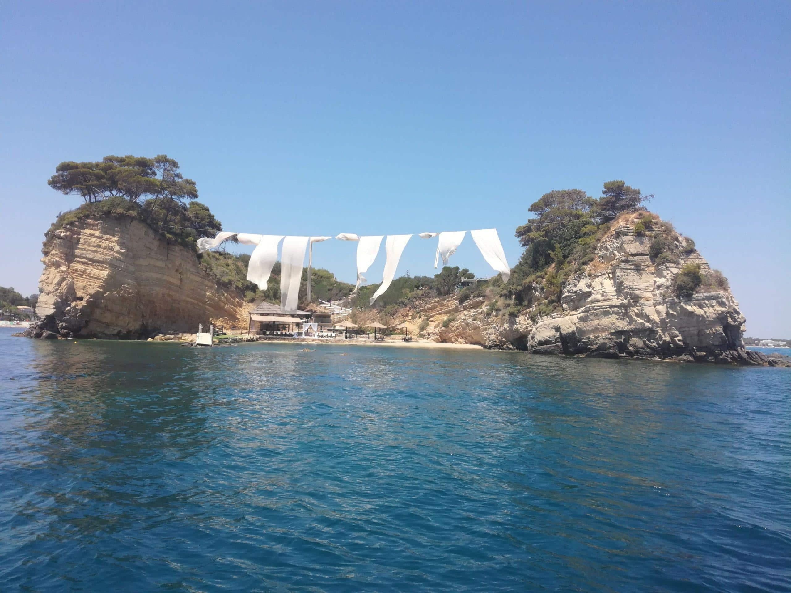 Výlet na Zakynthos: Dva ostrovy spojené látkou nad mořem. Krásná scenérie, tip na výlet.