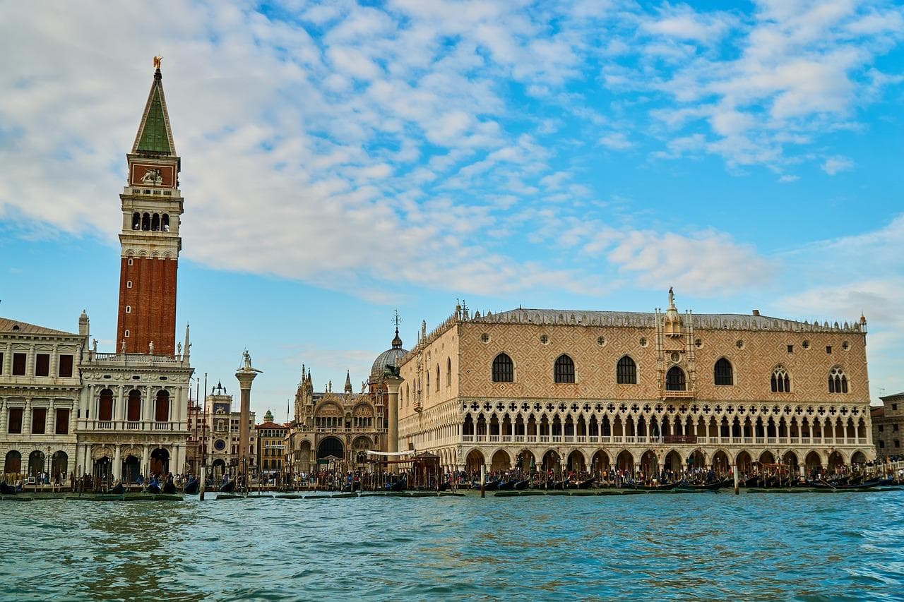 Benátky: Bazilika svatého Marka, Dóžecí palác a zvonice na náměstí sv. Marka. Italská architektura.