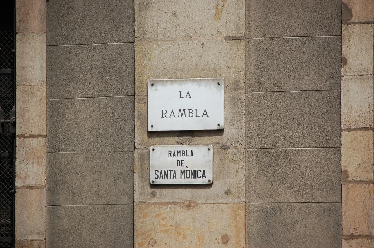 Cedule La Rambla a Rambla de Santa Mónica. Ulice Barcelona, Španělsko.