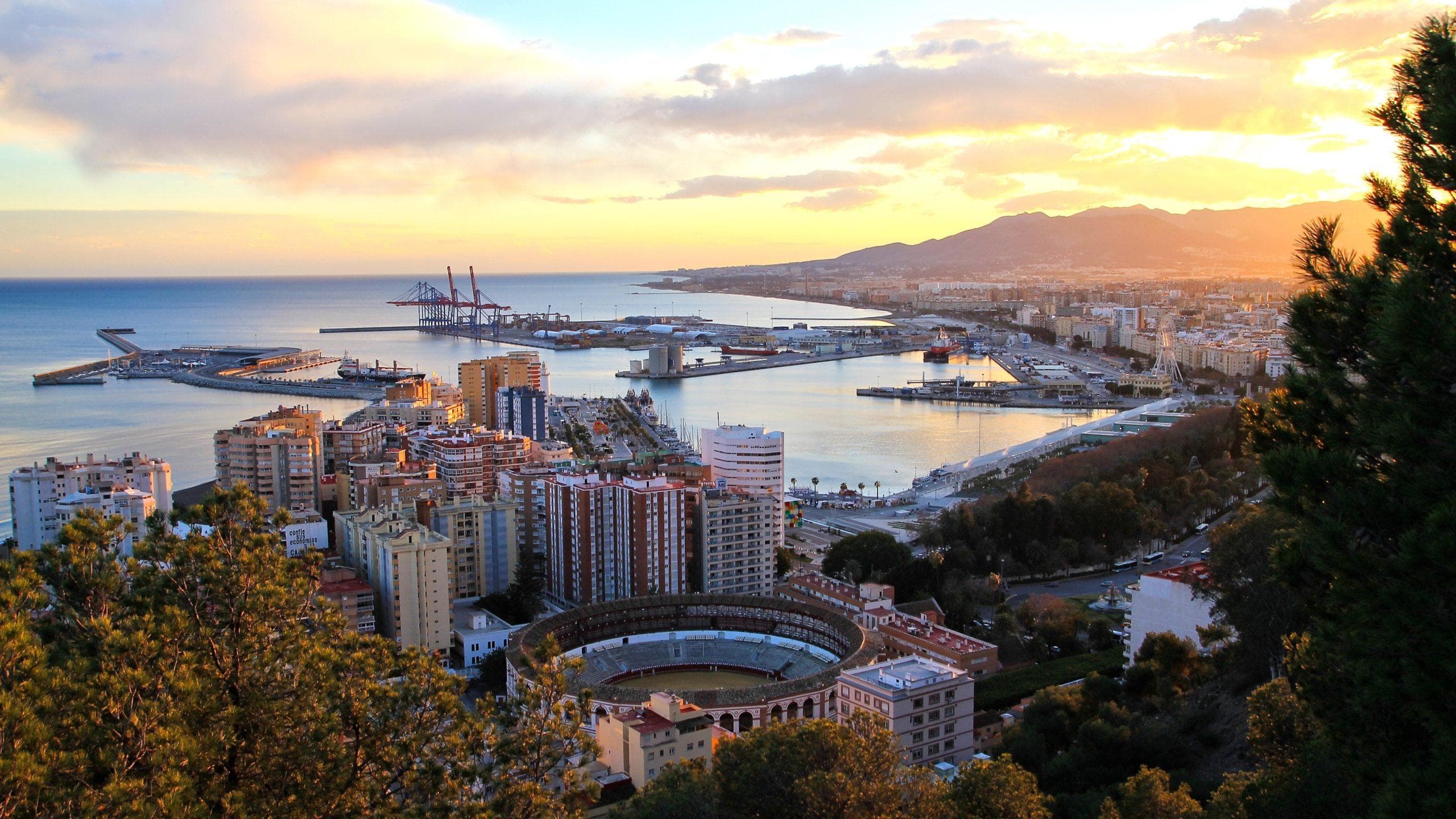 Výlety Málaga: Panorama města, přístav, býčí aréna a moře při západu slunce.