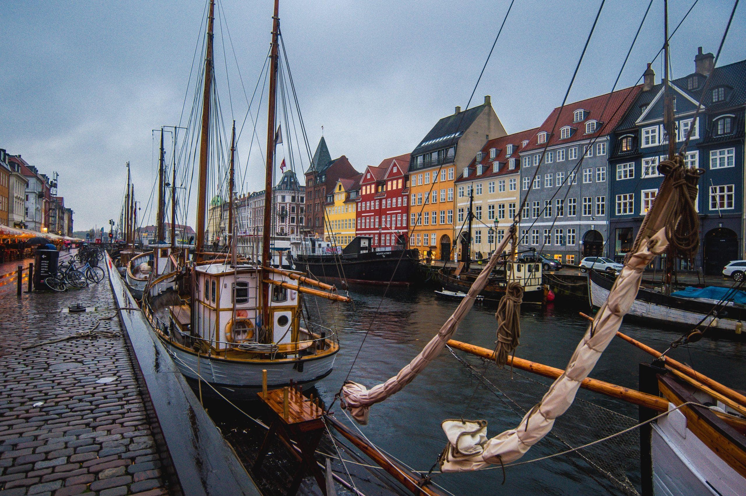 Kodaň, Nyhavn. Barevné domy a lodě v přístavu. Dánsko, cestování.