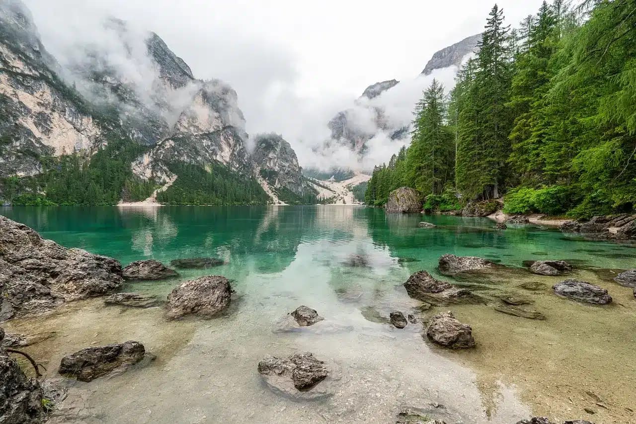 Krásné jezero v Korutanech s horami a mlhou. Tipy na výlety v Korutanech.