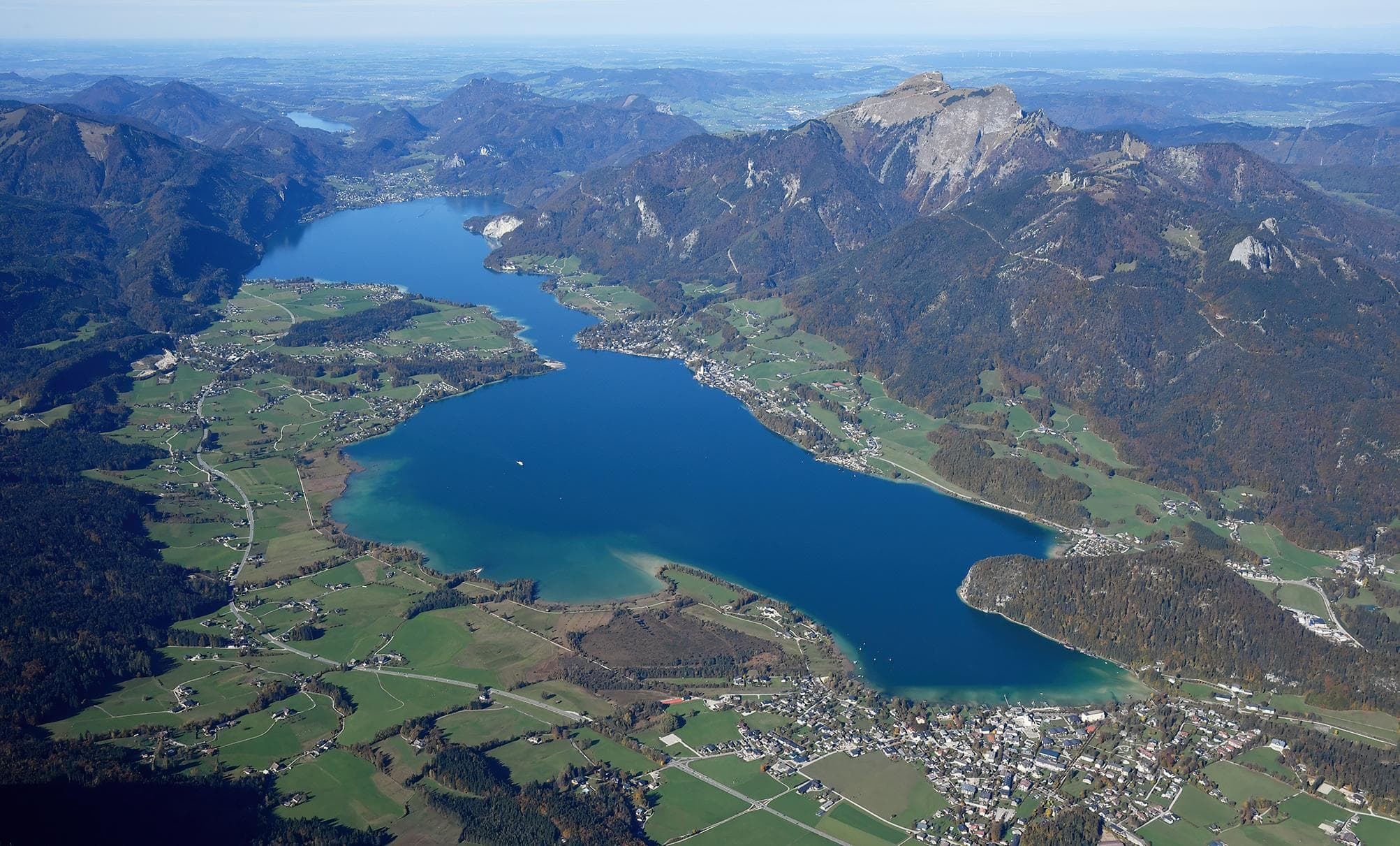 Wolfgangsee: Letecký pohled na jezero, hory a okolní krajinu. Příroda Wolfgangsee.