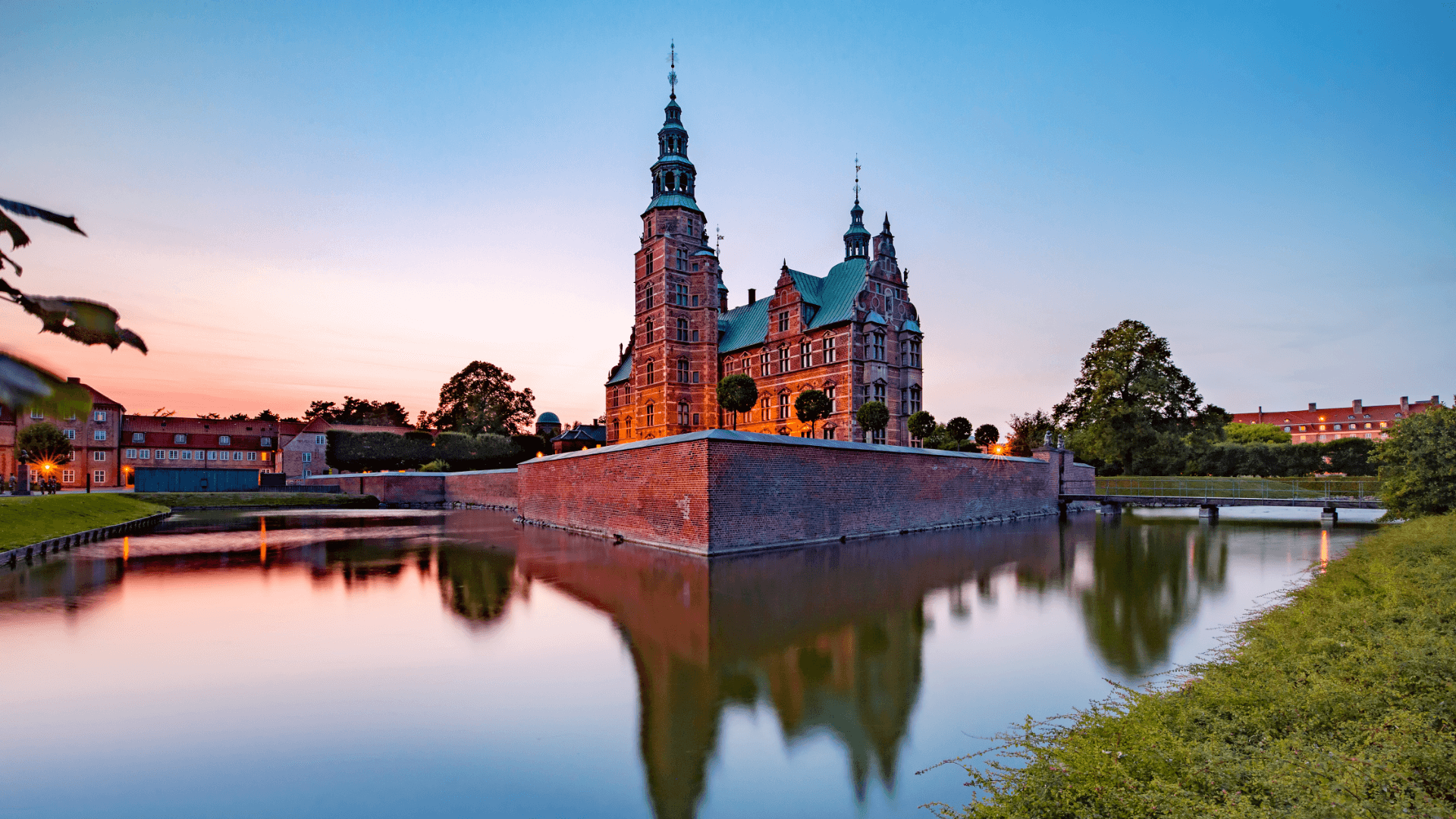 Zámek Rosenborg v Kodani, renesanční architektura. Vodní příkop, odraz v klidné vodě.