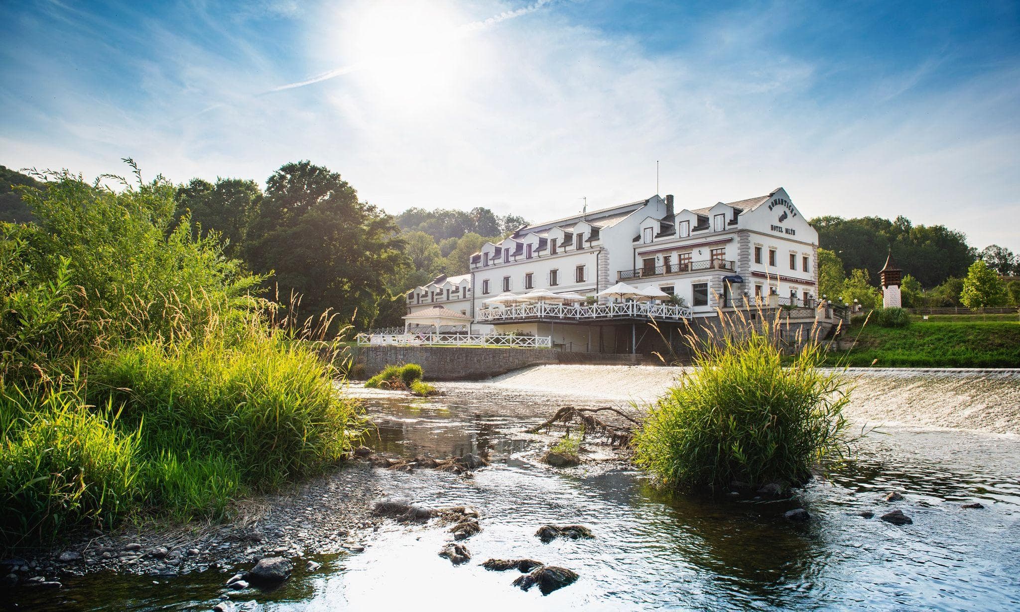 Hotel Mlýn Karlštejn u řeky. Romantický pobyt v přírodě, ideální pro útěk od starostí.