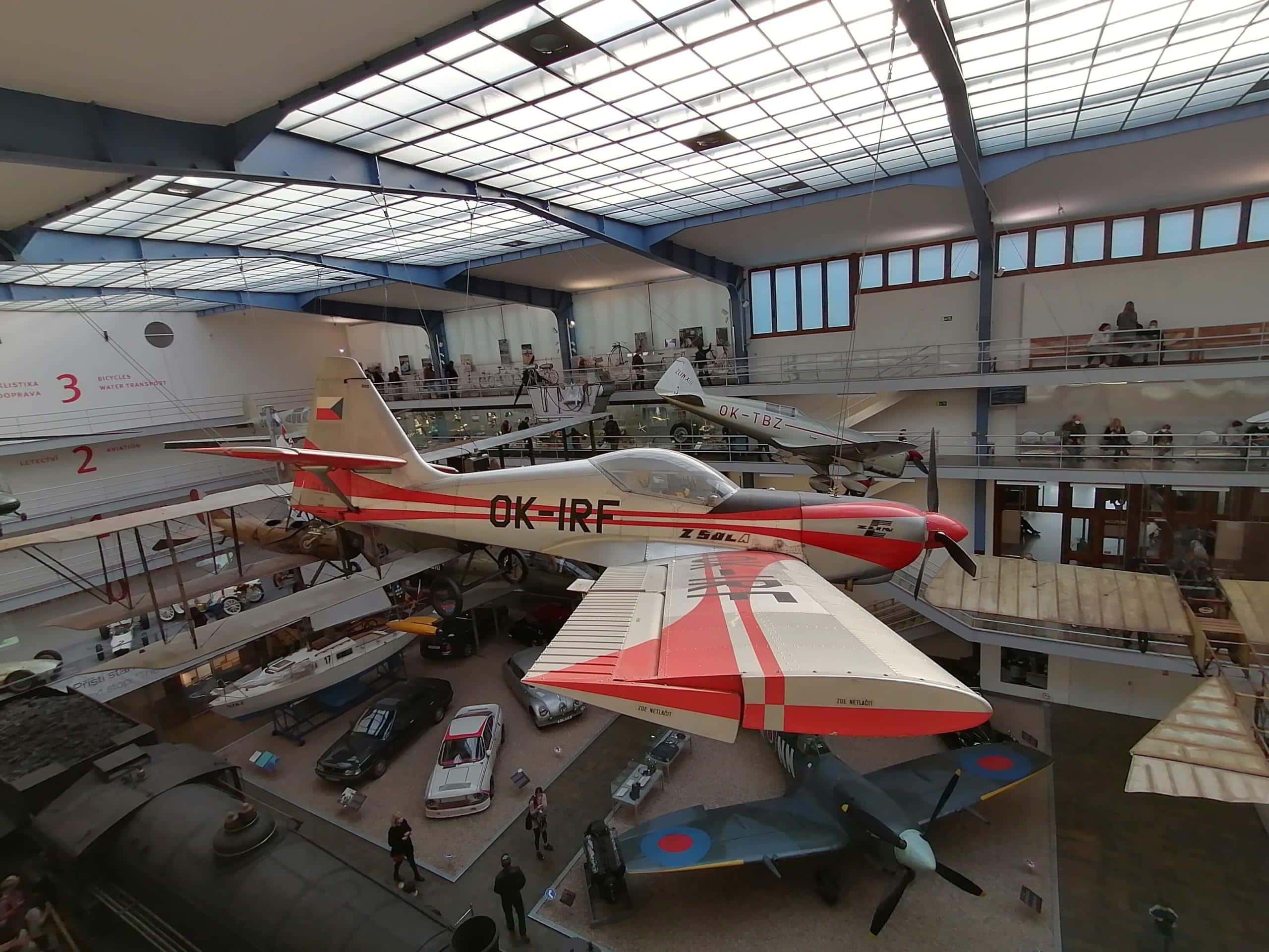 Letecké muzeum Praha: Interiér s letadly a expozicí. Historické letouny v Národním technickém muzeu.