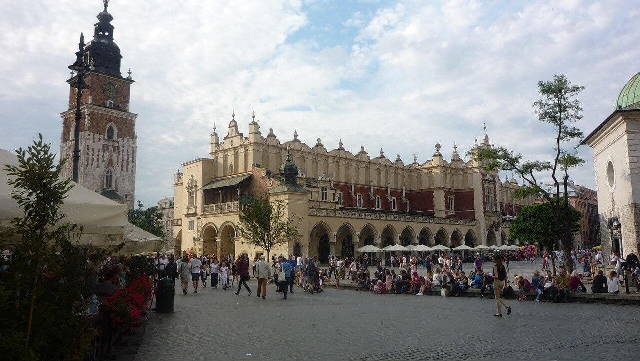 Krakov, Hlavní náměstí. Sukiennice a radniční věž, oblíbená turistická destinace v Polsku.