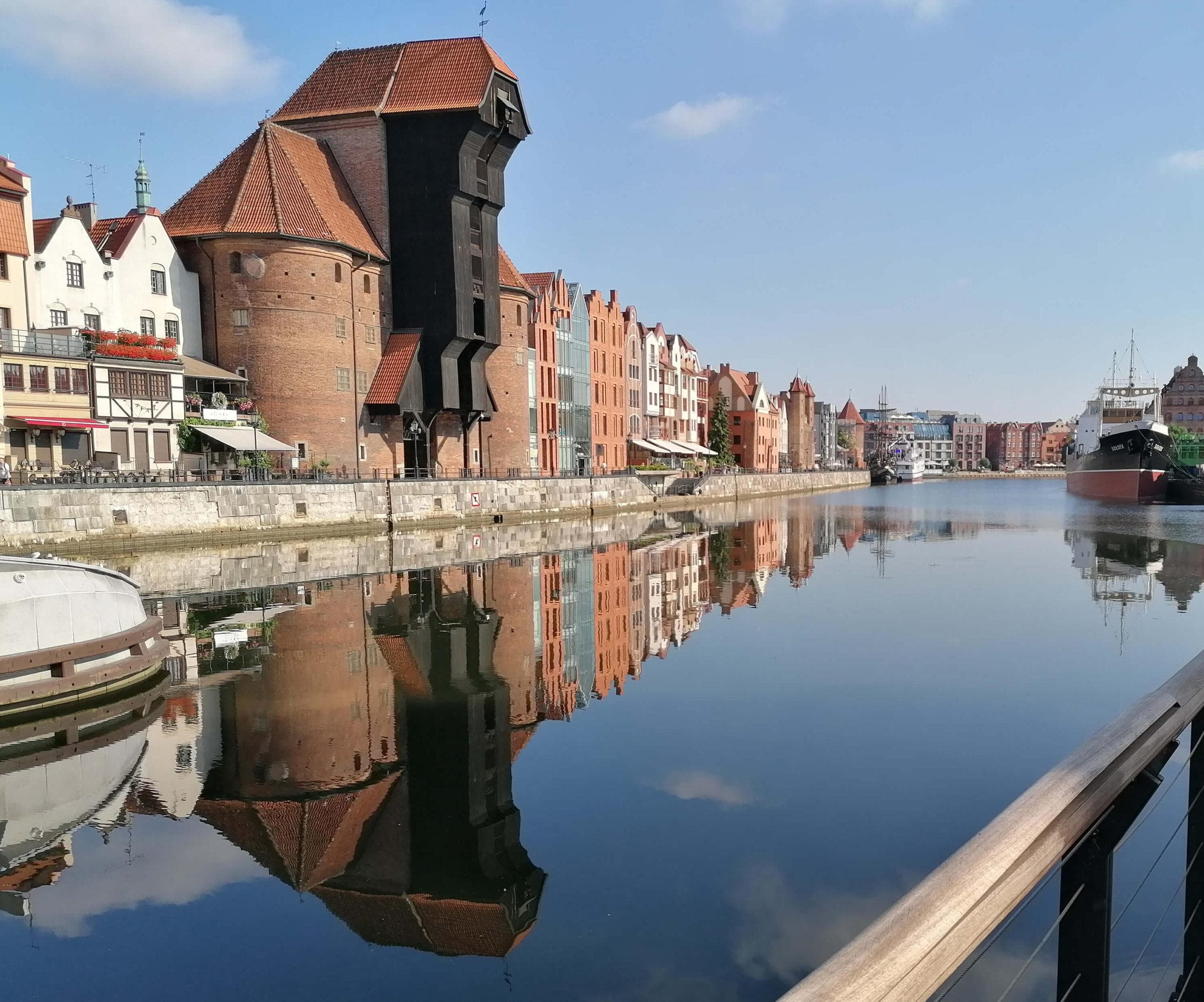 Gdaňsk, Polsko: Pohled na řeku Motławu a historické budovy s jeřábem. Turistická destinace.