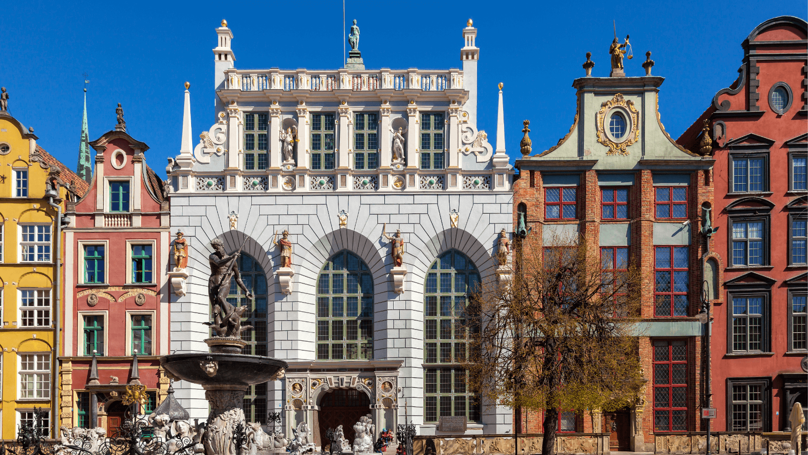 Artušův dvůr Gdaňsk. Historická architektura, barevné fasády domů, fontána Neptuna. Turistická atrakce.