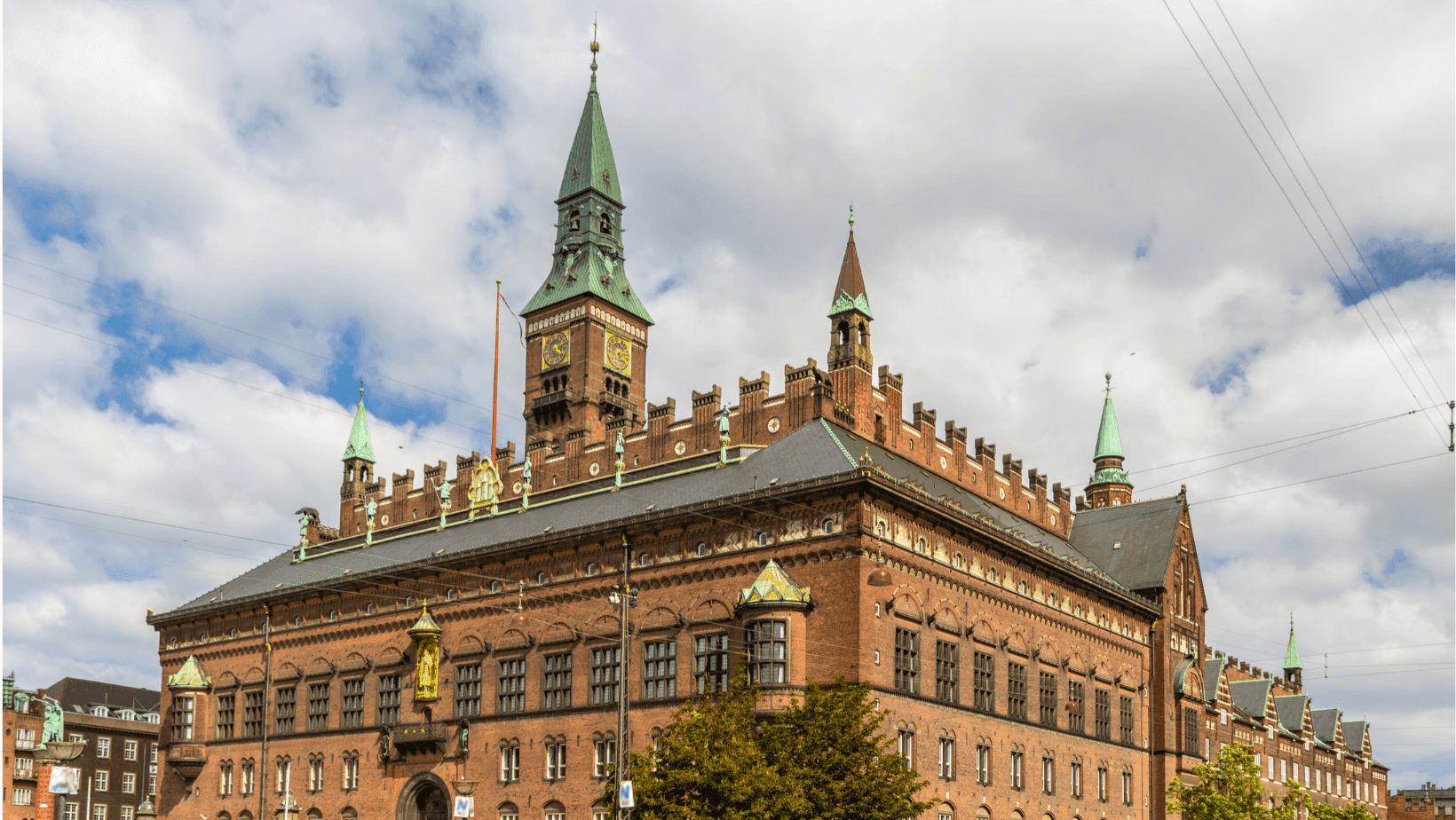 Radnice v Kodani, Dánsko. Architektura, věž s hodinami, cihlová budova. Turistická destinace.