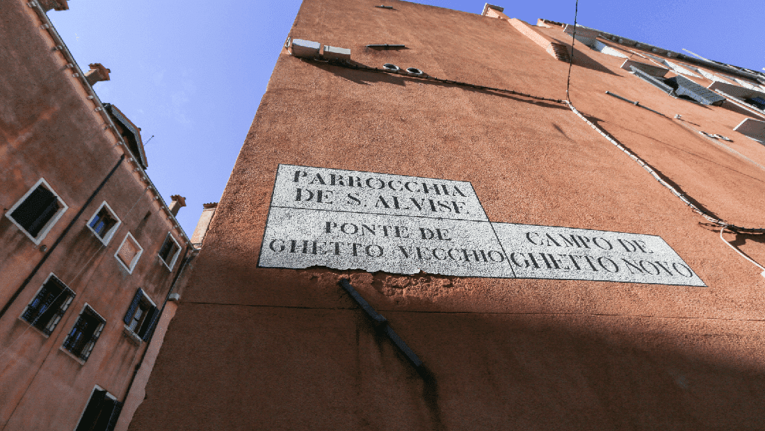 Benátky: Ulice v židovském ghettu. Nápis Ghetto Vecchio, Ghetto Novo. Architektura Benátek.