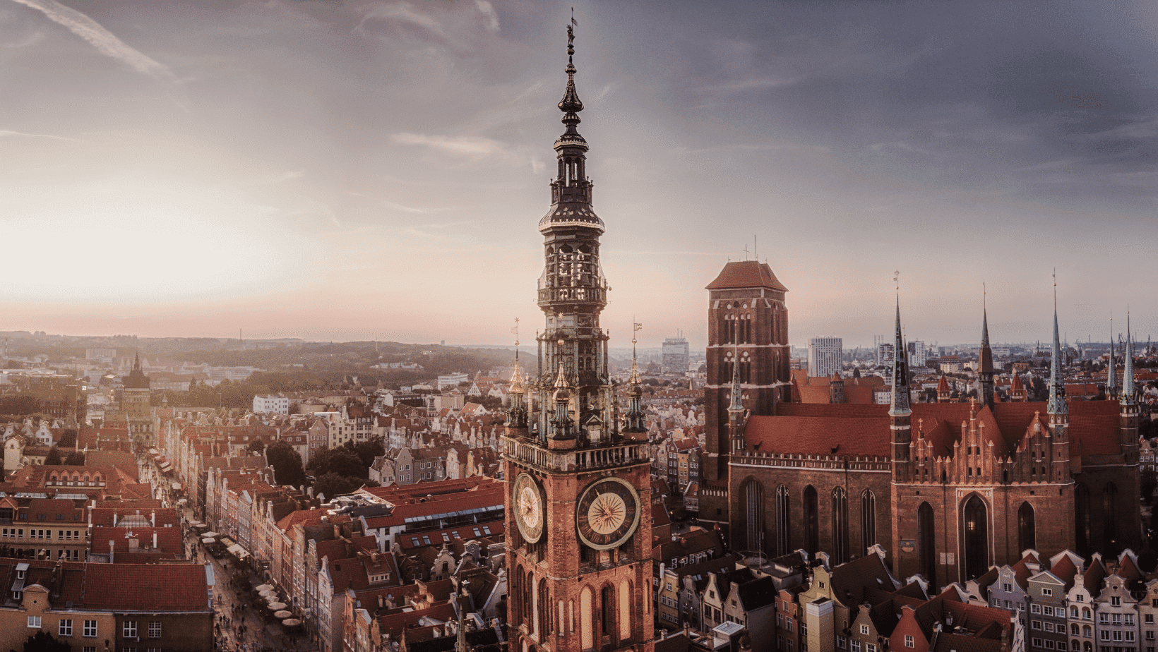 Gdanská historická radnice: Pohled na město s věží a kostelem. Architektura, panorama Gdaňsku.