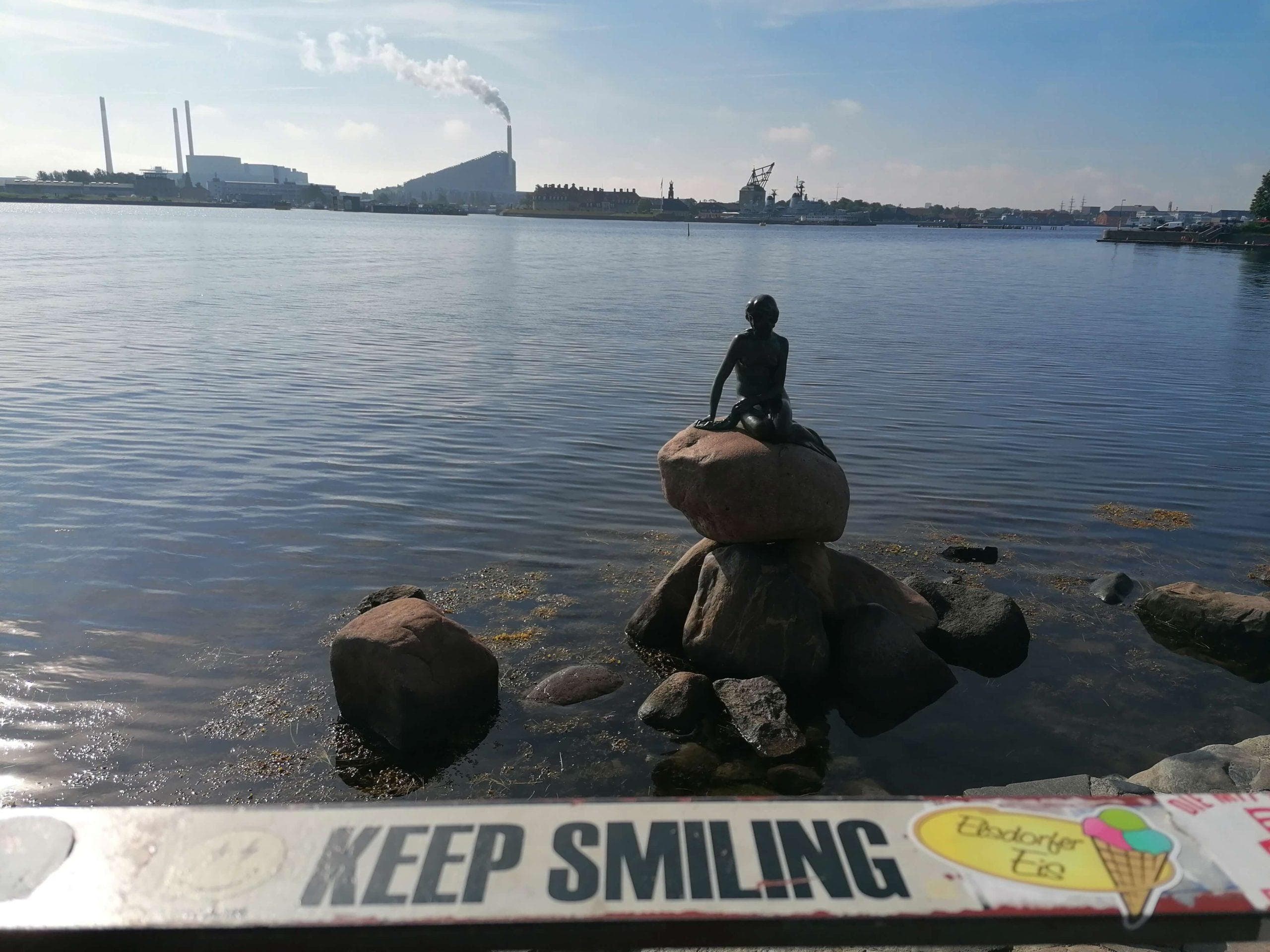 Malá mořská víla, Kodaň. Socha na kameni u vody, park Langelinie. Turistická atrakce.