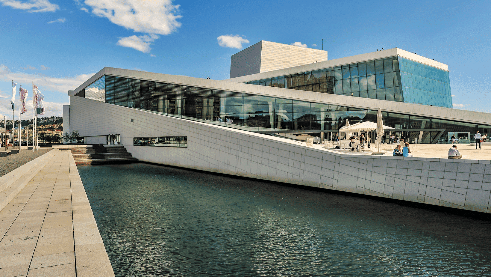 Budova Opery Oslo. Architektonický skvost s prosklenou fasádou a vodní plochou. Kulturní centrum, Oslofjord.