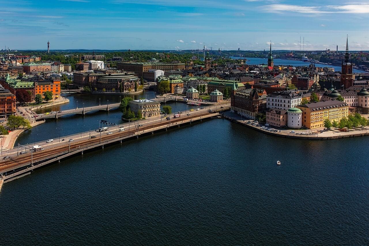 Stockholm, Švédsko: Pohled na město, mosty a vodu. Architektura švédské metropole.