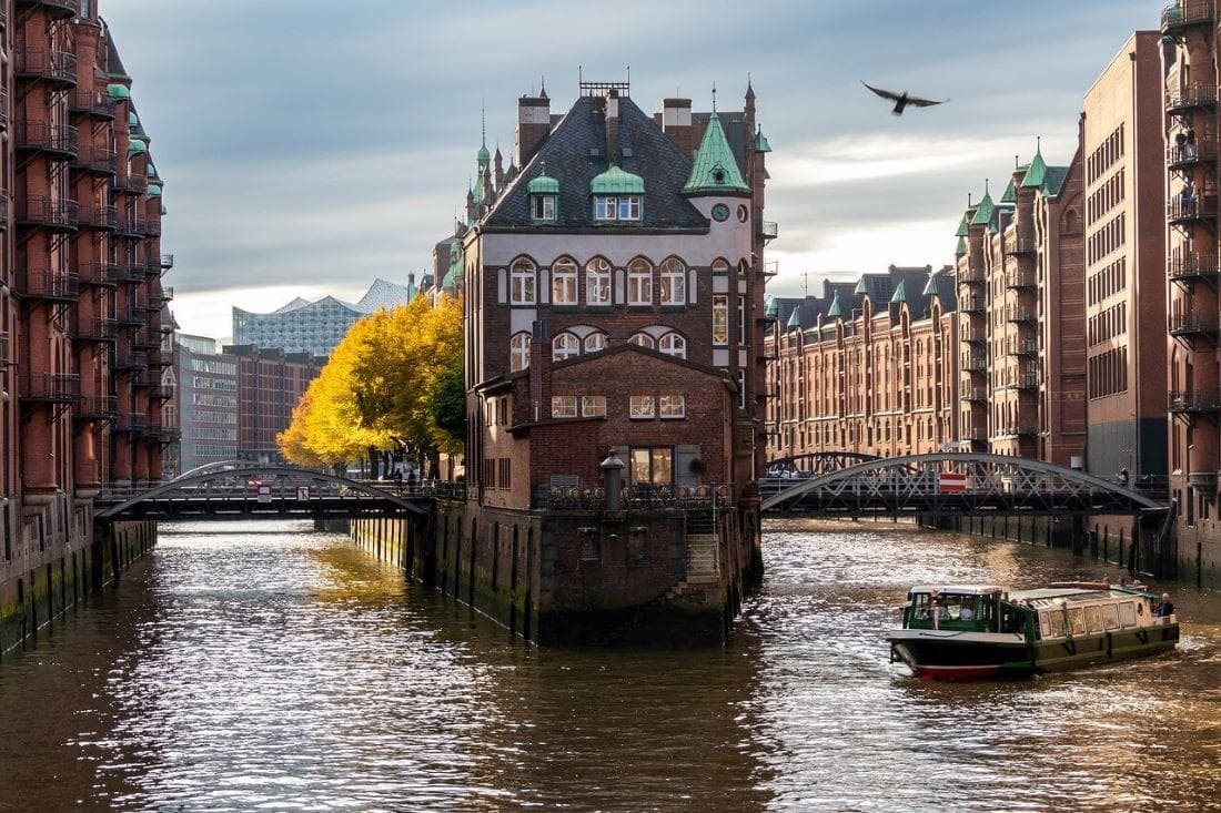Hamburk, přístavní město: Pohled na historické budovy Speicherstadt a kanál.
