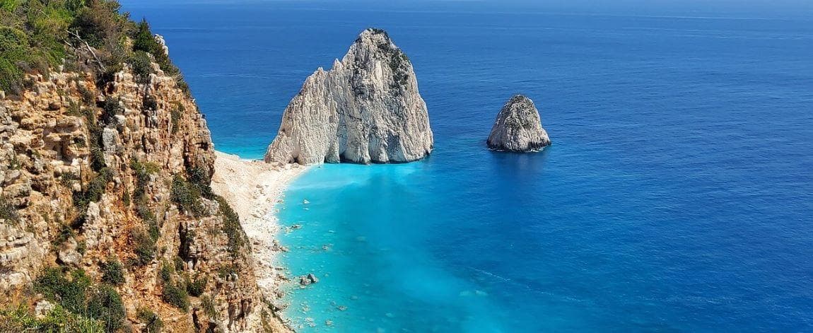 Pláž Dafni, Zakynthos: Skrytý klenot s tyrkysovou vodou a útesy. Dovolená v Řecku.