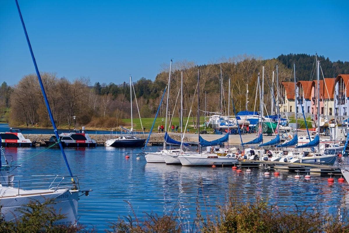 Přístav Lipno s plachetnicemi a modrou vodou
