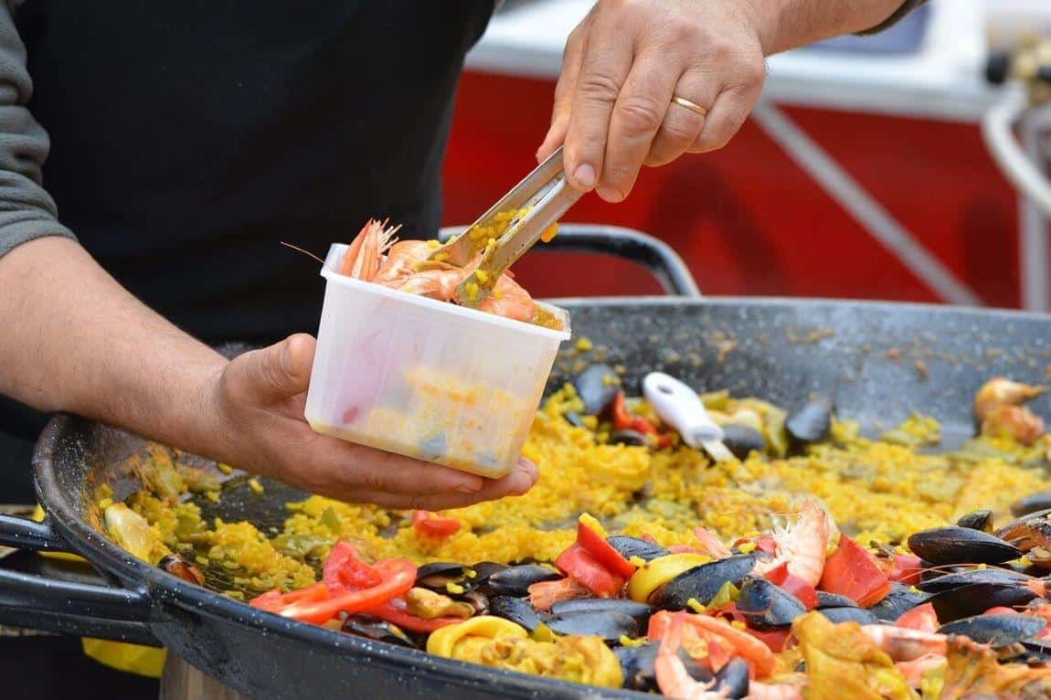 Španělská paella s mořskými plody. Příprava tradičního španělského jídla.