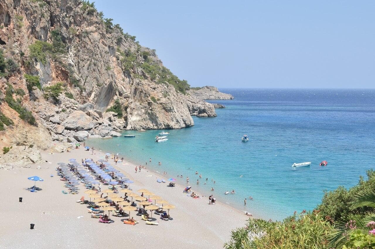 Pláž Gerakas, Zakynthos: Šnorchlování, potápění a želvy. Tyrkysové moře, slunečníky, lidé a útesy.
