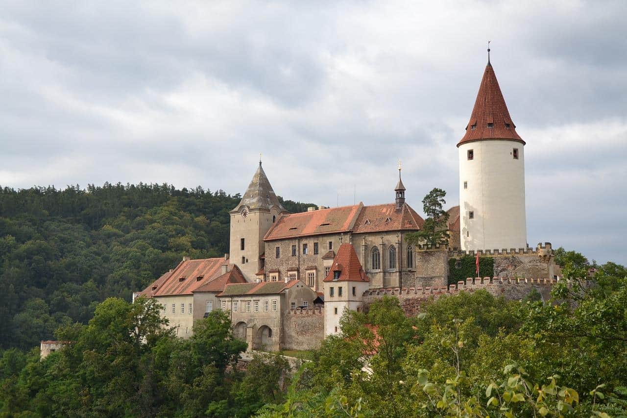 Hrad Křivoklát: pohled na hrad s věží, tip na výlet s dětmi v Křivoklátsku.