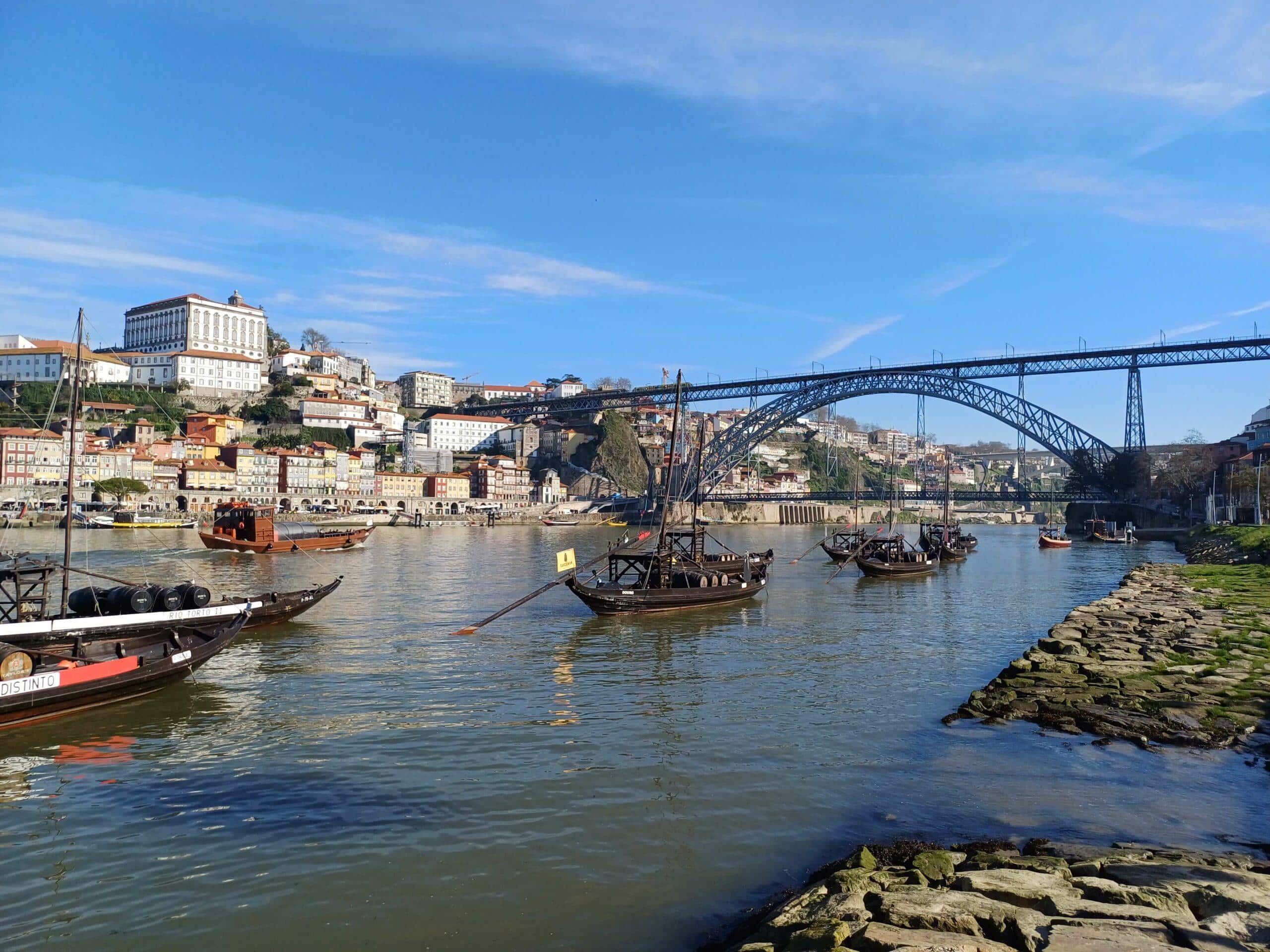 Porto: Pohled na řeku Douro, most Ponte Luís I a lodě. Tipy na výlet v Portu.