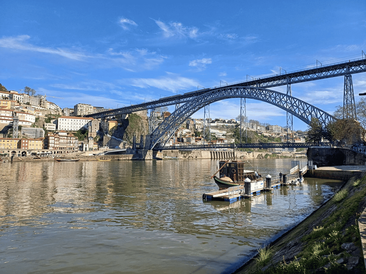 Údolí Douro: Most Ponte Luís I v Portu. Řeka Douro, lodě a architektura města. Portské víno.