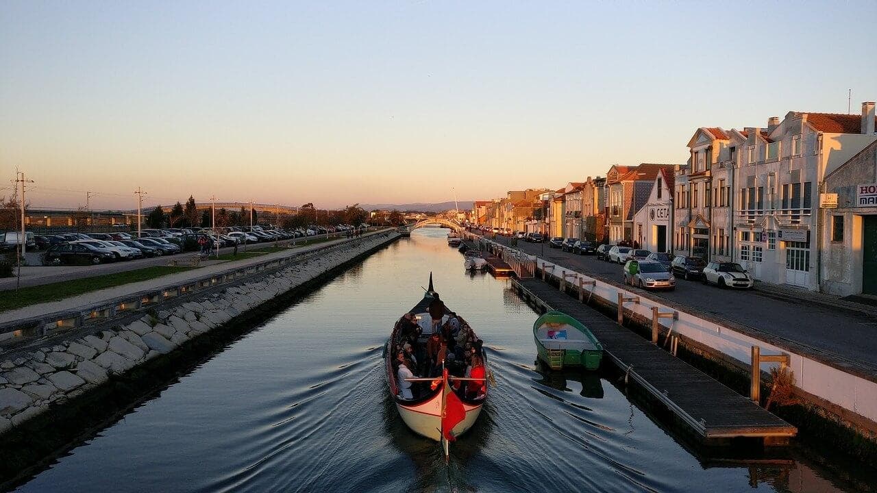 Aveiro, Portugalské Benátky: Gondola na kanálu. Pohled na město Aveiro v Portugalsku.