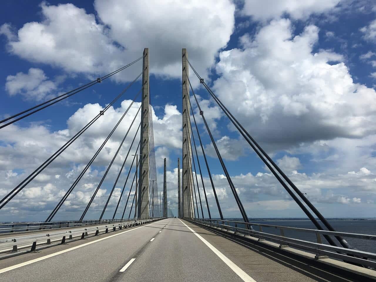 Most v Dánsku: Oresundský most, architektonický skvost, pilíře a lana mostu.